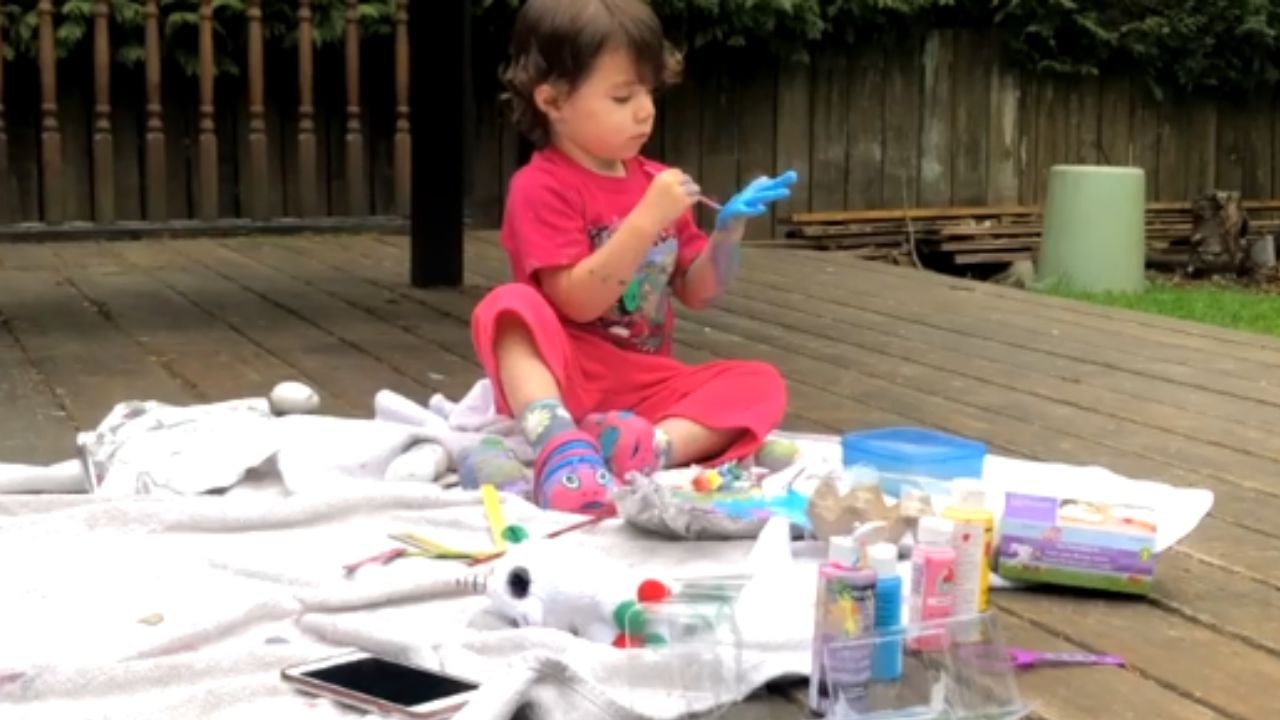 Cool aunt proves she's a fan of fun; lets niece get messy while playing with paint