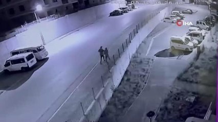 Aracı kundaklamak isterken alevlerin arasında kaldı... O anlar kamerada