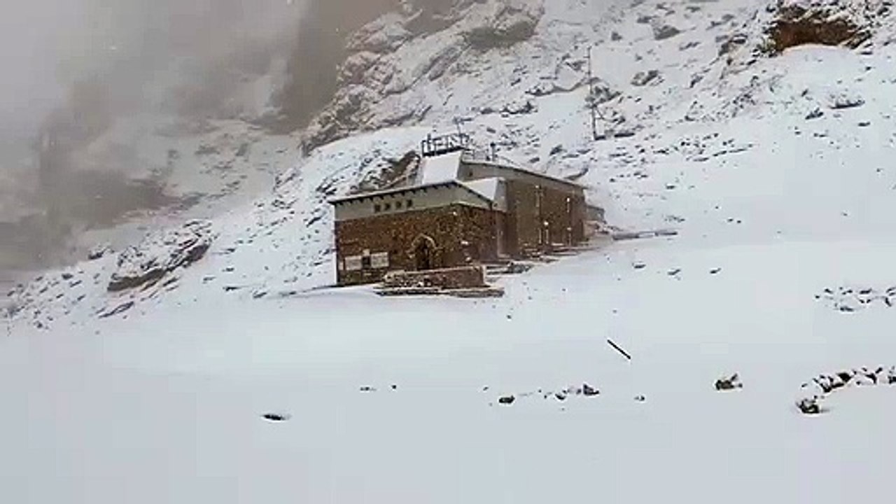 La nieve reaparece en pleno mayo y tiñe de blanco montes y carreteras de la red principal de Asturias