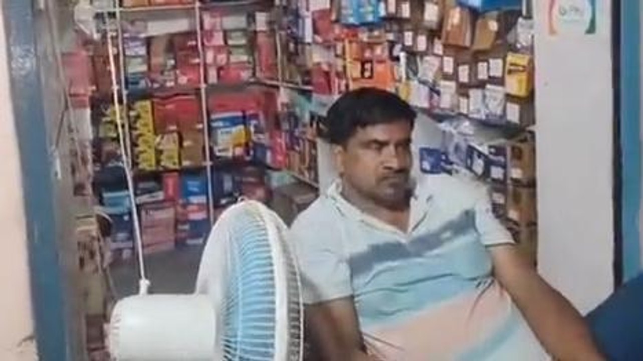 सीतापुर: भीषण गर्मी के चलते दुकानदार ने बनाया देसी कूलर, देखें कैसे