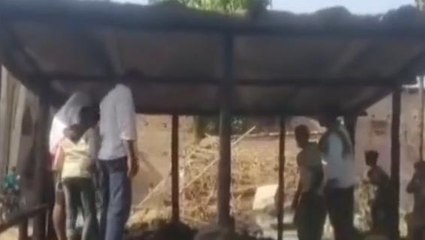 सीतामढ़ी: चूल्हे की चिंगारी से लगी भीषण आग, इस गांव में 3 घर जलकर हुए राख, देखें वीडियो