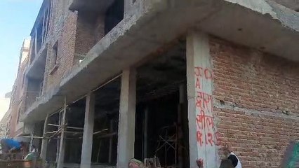 Descargar video: Jaipur JDA: नोटिस के बाद भी बना ली 3 मंजिला व्यावसायिक इमारत, जेडीए ने चुनवा दी ईंटों की दीवार