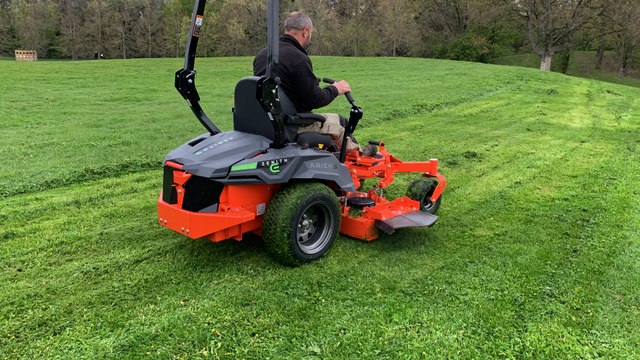 Ariens Zenith E : une zero turn électrique à 4 batteries amovibles