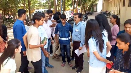 सीबीएसई 10वी 12वी के परिणाम आने के बाद खुशियां मनाते हुए छात्र-छात्राएं
