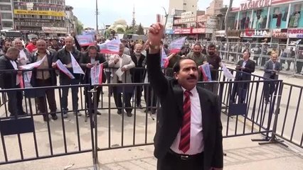 Van'ın bağımsız adayının mitingine 100 kişi katıldı