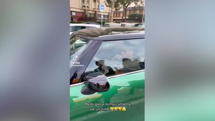 Se acerca un niño a pedir un autógrafo a Pedri y sucede esto: debate en redes por su reacción