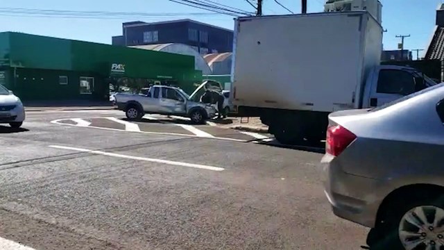 Colisão de trânsito deixa veículos danificados no Centro