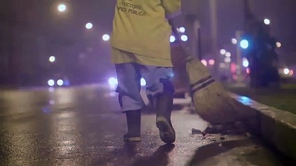 Amor de madre Nancy Huamán barre 20 cuadras al día para pagar la universidad de su hija