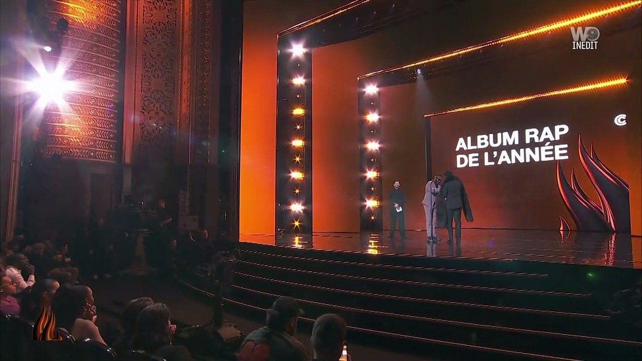 Dinos reçoit le prix de l'album de l'ammée lors de la cérémonie des Flammes. Booba pousse un coup de gueule.