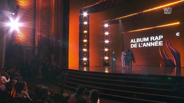 Dinos reçoit le prix de l'album de l'ammée lors de la cérémonie des Flammes. Booba pousse un coup de gueule.