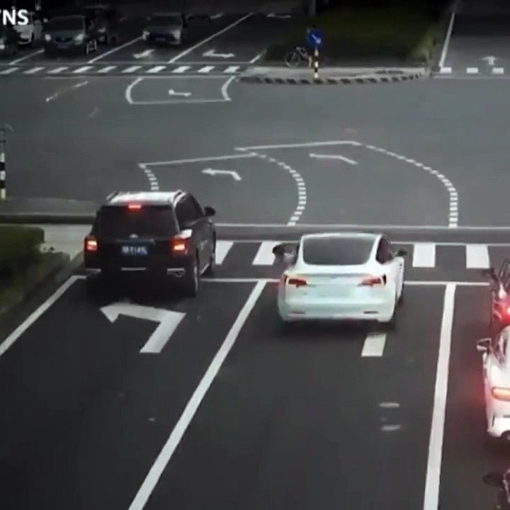 Des parents ne voient pas que leur enfant est tombé par la fenêtre de la voiture au feu