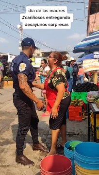 'Cariñosos' salen a las calles para entregar regalos a las madres en su día