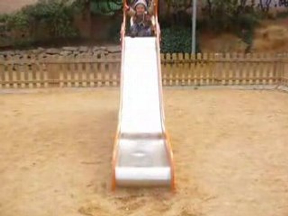 Noah fait du toboggan