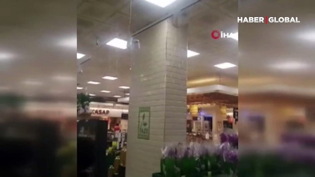 Başkentte sağanak yağış etkili oldu, araçlar suda mahsur kaldı