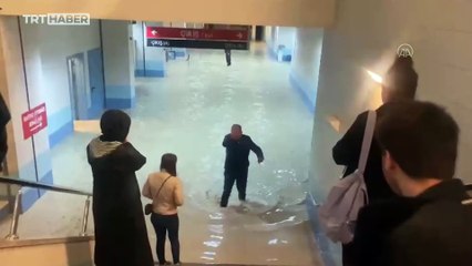 Ankara'da metro durağını su bastı