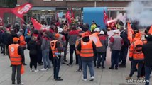 Macron a Dunkerque, accolto da una protesta con le pentole