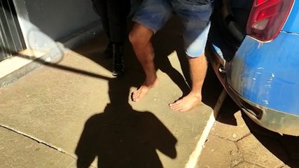 Homem fumando maconha nas proximidades do CMEI Izidio Domingues de Oliveira é detido