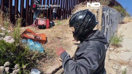 NoComment | Entregando pizas a los migrantes desde México a EEUU a través de la valla fronteriza
