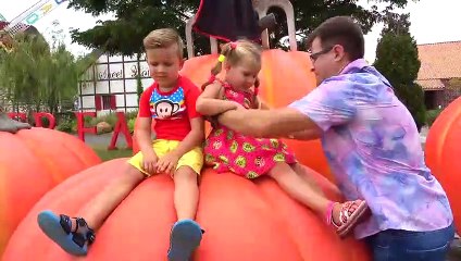 Diana and Roma play with Dad at farm sheep, fun family trip