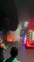 Télécharger la video: Vídeo: veículo pega fogo, explode e Corpo de Bombeiros é acionado para conter as chamas