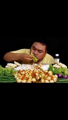 Descargar video: Mukbang 1kg stir-fried spicy quail eggs, raw fresh vegetables, eggplant, lettuce, green beans