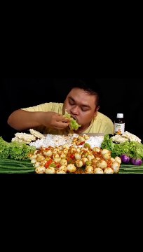 Mukbang 1kg stir-fried spicy quail eggs, raw fresh vegetables, eggplant, lettuce, green beans