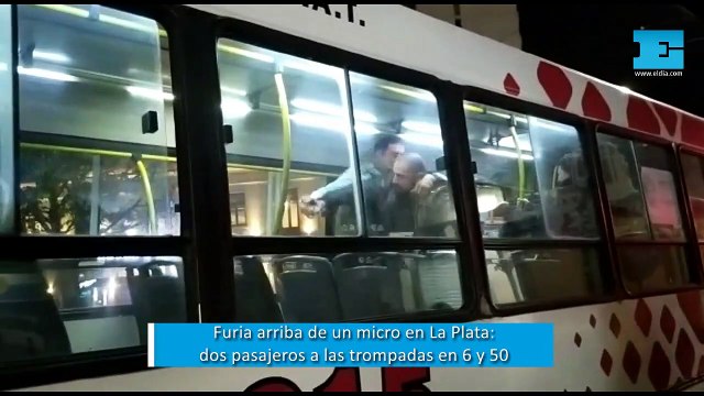 Furia arriba de un micro en La Plata con dos pasajeros a las trompadas