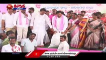 Ministers Errabelli Dayakar Rao And Niranjan Reddy Distribute Cheque Of Compensation To Farmers _V6 (2)