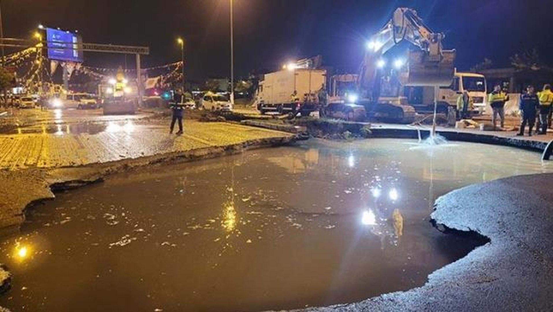 ⁣Ankara'da sağanak nedeniyle yol çöktü, seyir halindeki araç sulara gömüldü