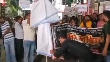 ইংরেজবাজার:মালদায় বিজেপি যুব মোর্চার আন্দোলন,দাহ করা হলো মমতার কুশপুতুল