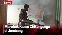 Petugas Fogging Pemukiman Warga di Jombang untuk Berantas Sarang Nyamuk Penyebab Chikungunya
