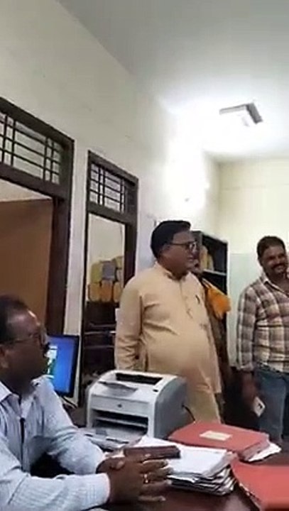 चार माह में फाइल साइन न करने एसडीएम ऑफिस में वकील ने उतारे पकड़े