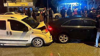 Çarptığı yayaya yardım etmek isterken o da inşaat alanına düştü! 4 yaralı