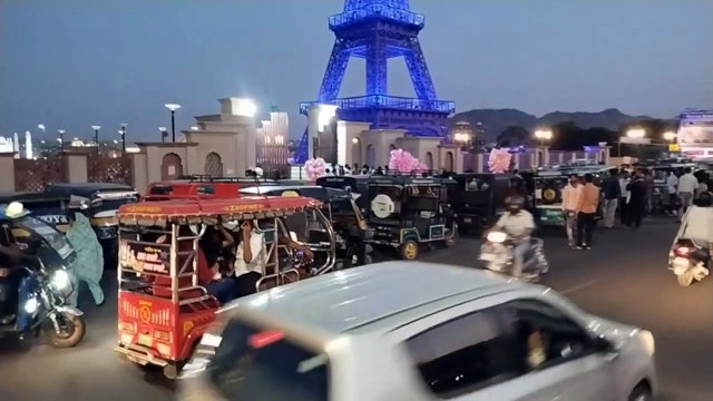 सेवन वंडर्स के बाहर रास्ता जाम, पर्यटकों की लंबी कतार