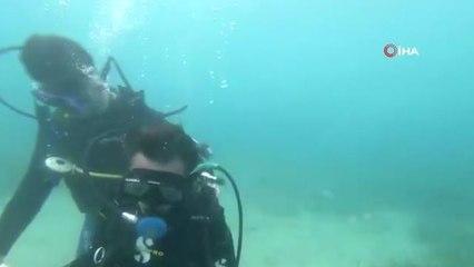 Böylesi görülmedi... Denizin 5 metre altında saç tıraşı yaptı