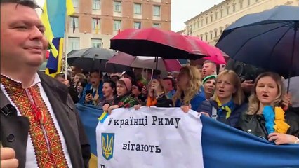 Zelensky a Roma, gli ucraini piazza: "Qui per augurare una vittoria rapida" - Video