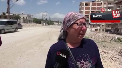 Hatay'da 40 yıllık emeği moloza dönen kadın, gözyaşlarına boğuldu