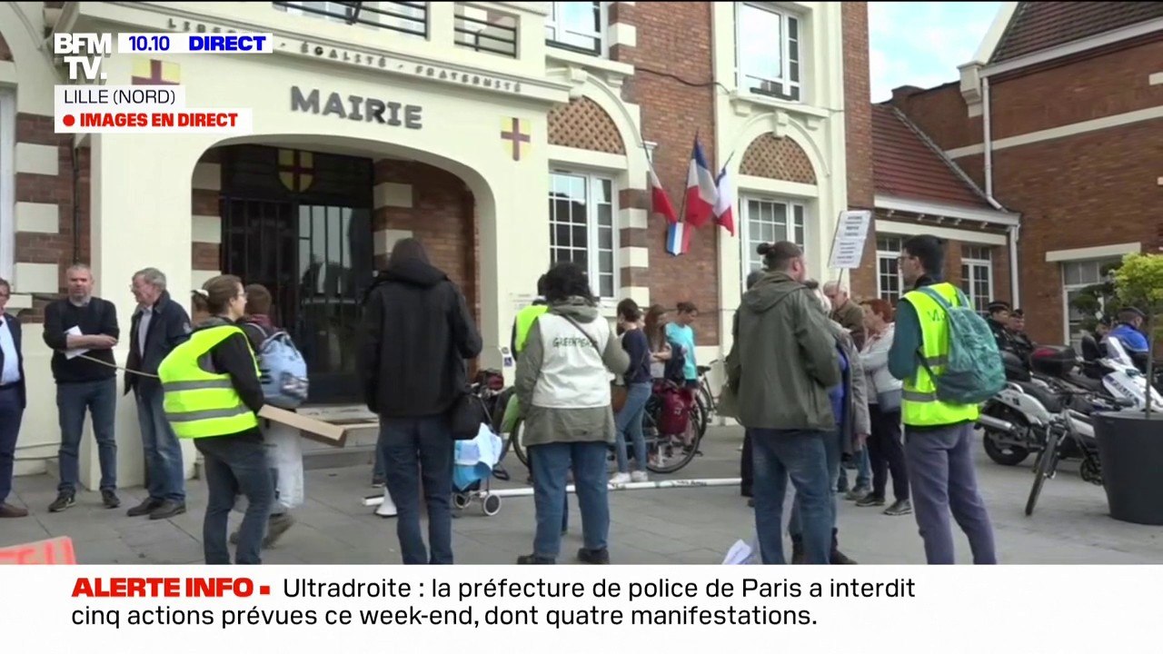 Mobilisation en cours de militants écologistes devant la mairie de Lesquin contre le projet d'extension de l'aéroport de Lille
