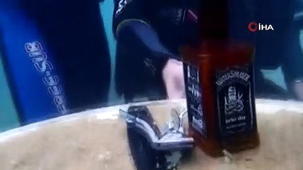 Böyle saç tıraşı görülmedi! Müşterisini aldı denize daldı