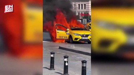 Eminönü'nde yolcuların indiği taksi yandı