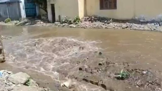 కాగజ్ నగర్: ఉప్పొంగిన మిషన్ భగీరథ.. జలమయమైన రహదారి..!