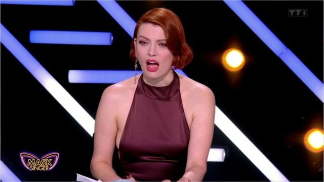 VOICI - Mask Singer : Elodie Frégé frôle l'accident de robe, sa tenue divise les internautes