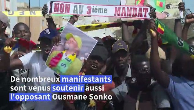 Des milliers de Sénégalais rassemblés à Dakar contre un 3e mandat du président Sall