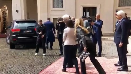 Video herunterladen: Ucraina, Zelensky al Quirinale ricevuto da Mattarella - Video