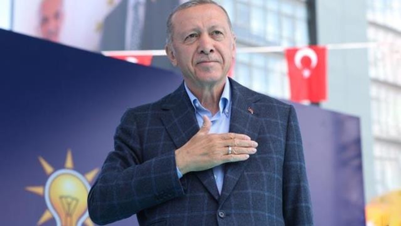 Cumhurbaşkanı Erdoğan, seçime saatler kala yaptığı mitinge "kazandıran ceket" ile çıktı