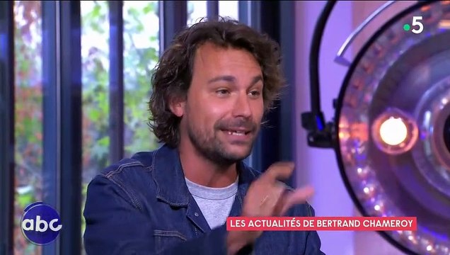 C à vous à Cannes : Anne-Élisabeth Lemoine et Bertrand Chameroy tournent une bande-annonce à la piscine