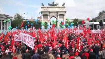 Milano, il corteo dei sindacati