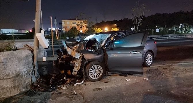 Otomobil beton bariyere ok gibi saplandı