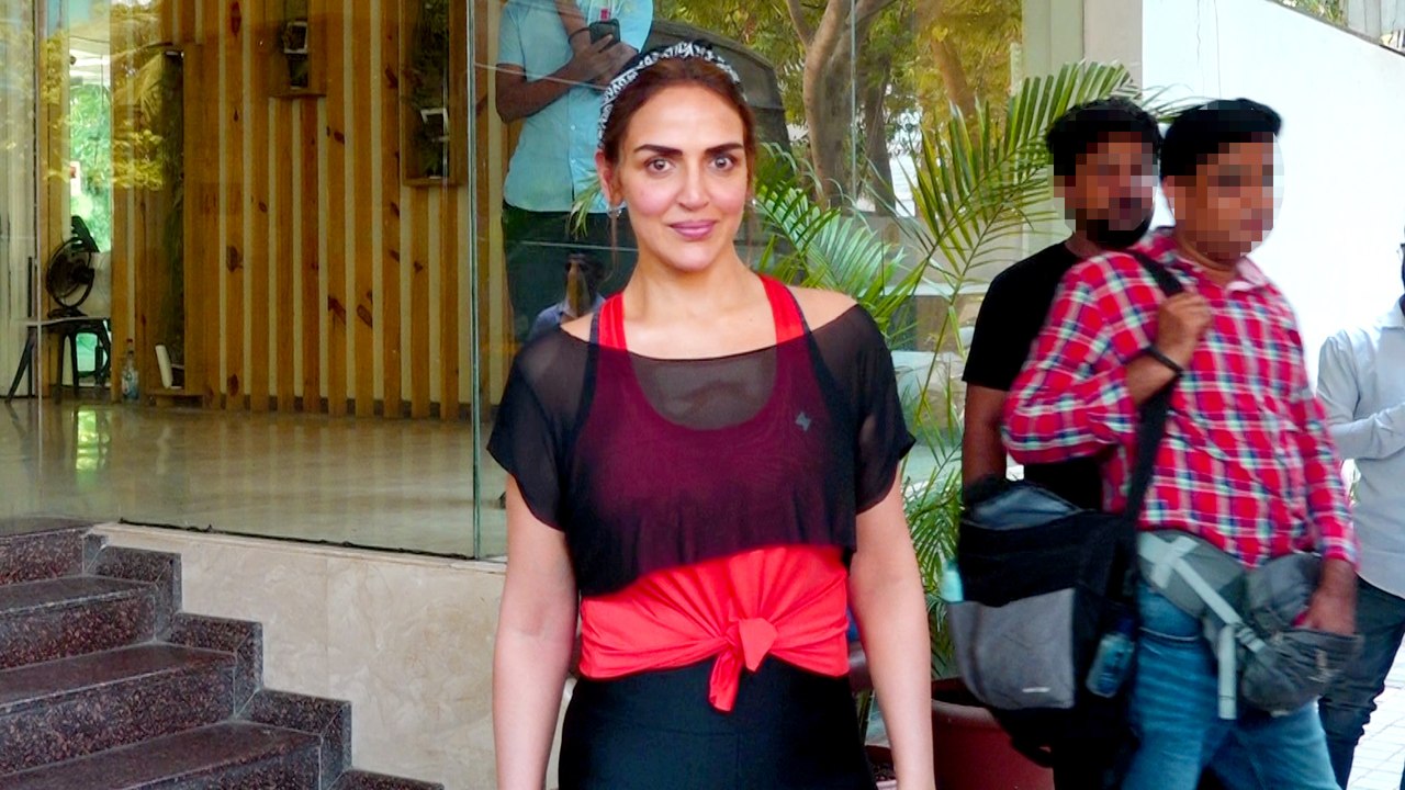 Black Red Outfit में Esha Deol नये प्रोजेक्ट की शूटिंग करते आई नजर