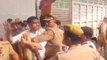 गोरखपुर: हार से बौखलाए सपा कार्यकर्ताओं का हंगामा, प्रत्याशी काजल निषाद धरने पर बैठी